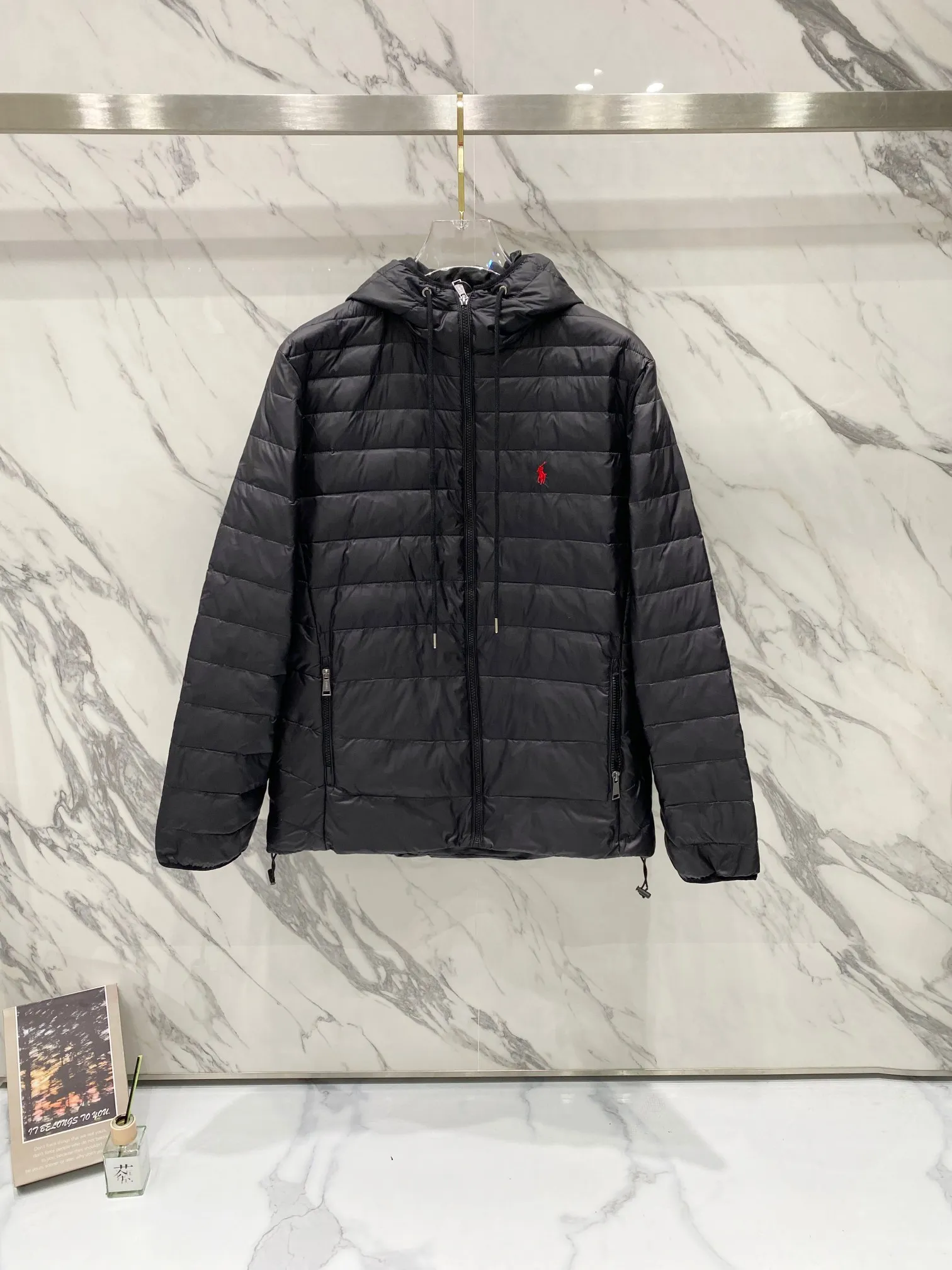 P640 Ralph Lauren/Ralph Lauren 24aw new winter product, Gorham series down jacket for sale on North American official website, classic and light down hooded down jacket - 0.15 grid nylon coating on the face for light three-proof construction, built-in 360T anti-drilling velvet coated gallbladder - corn tooth high-quality resin zipper, five large and small partition zippers all over the body, separate molding - originality restoration, original molding, full set of customized accessories, 100% detail processing - RL Ralph Lauren's classic best-selling hooded down jacket with small label. Best-selling offline in North America and out of stock all year round. Black, blue and army green three colors. Simple and versatile. Very practical. Detachable hood. Velcro to tighten cuffs. Elastic cord at hem. Free elastic adjustment. 350 grams of zoned down filling. Warm and comfortable. Warm in winter. Color: black, navy blue, army green. Size: M — XXL